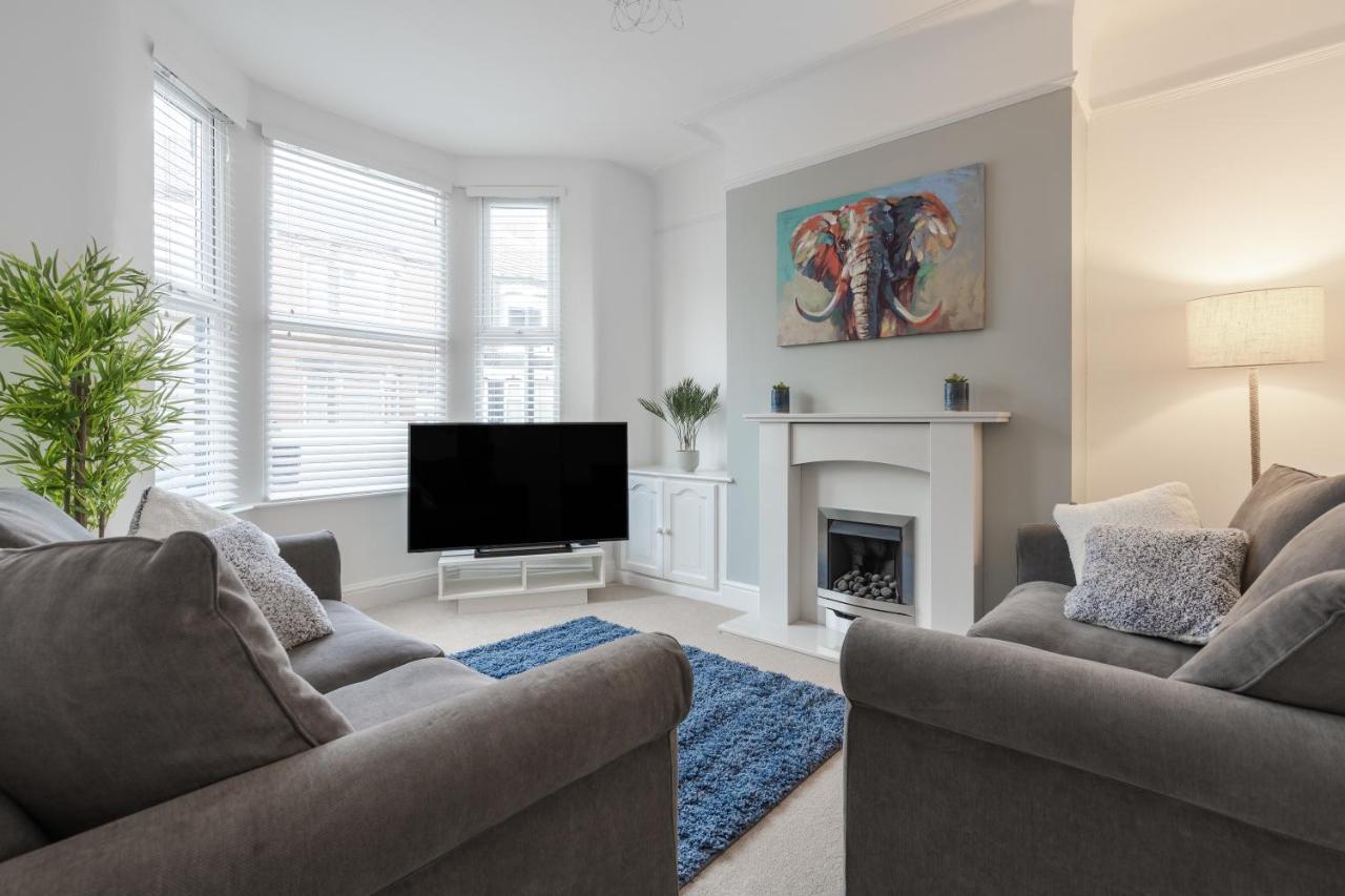 Denebank - Strictly No Parties Apartment